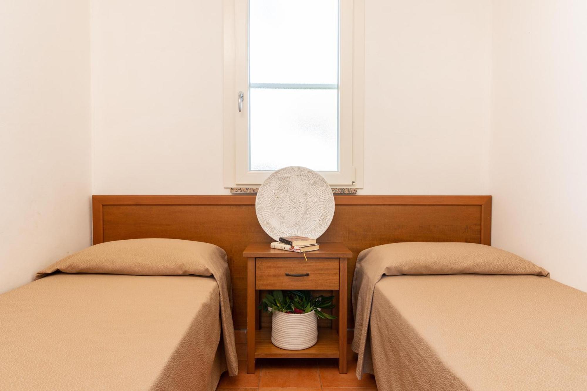 Argentario Camping Village Albinia Esterno foto A bedroom with two single beds