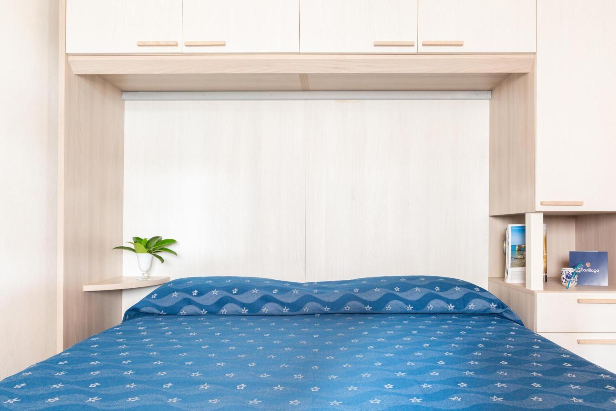 Argentario Camping Village Albinia Esterno foto A futon on a bed