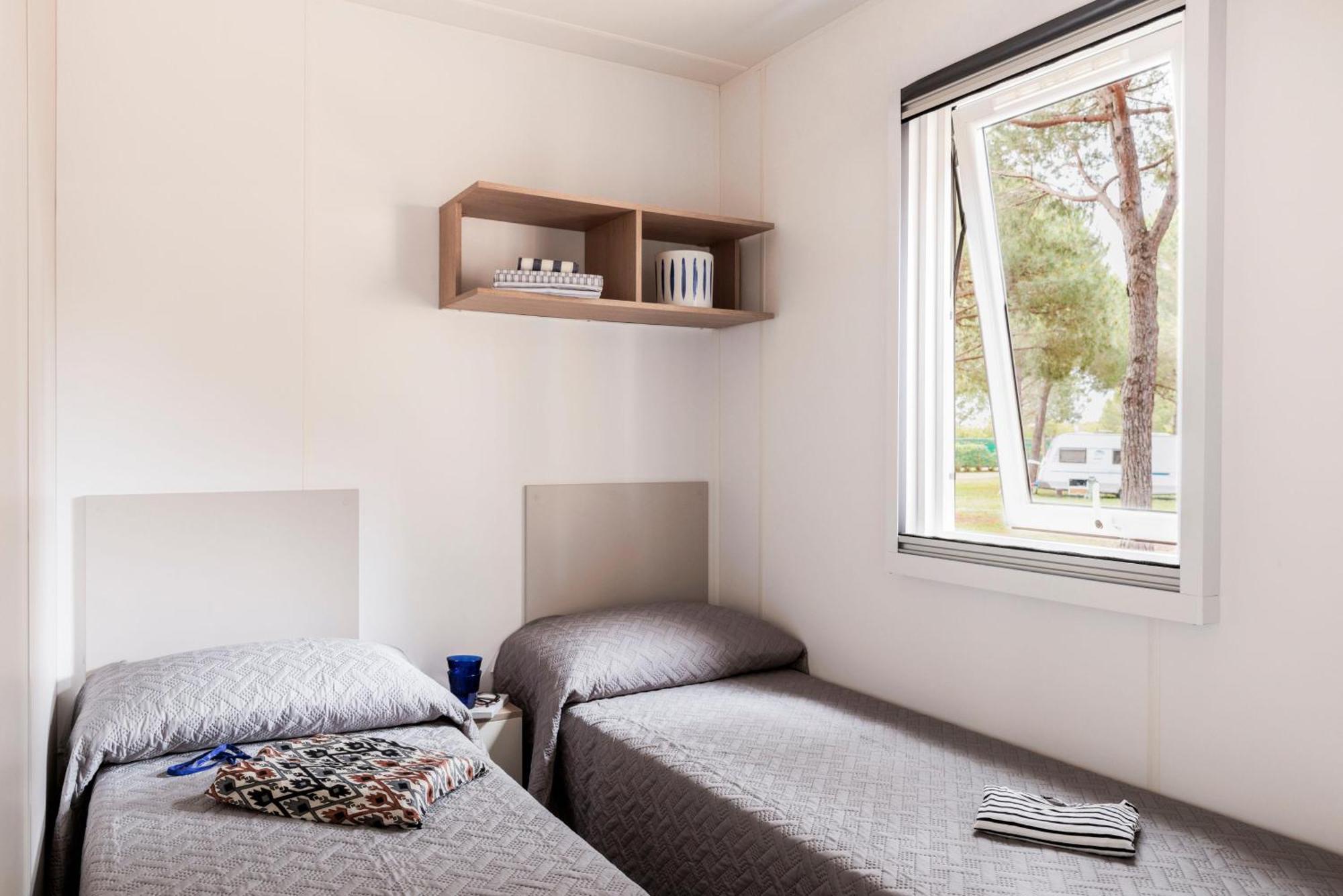 Argentario Camping Village Albinia Esterno foto A bedroom in a mobile home