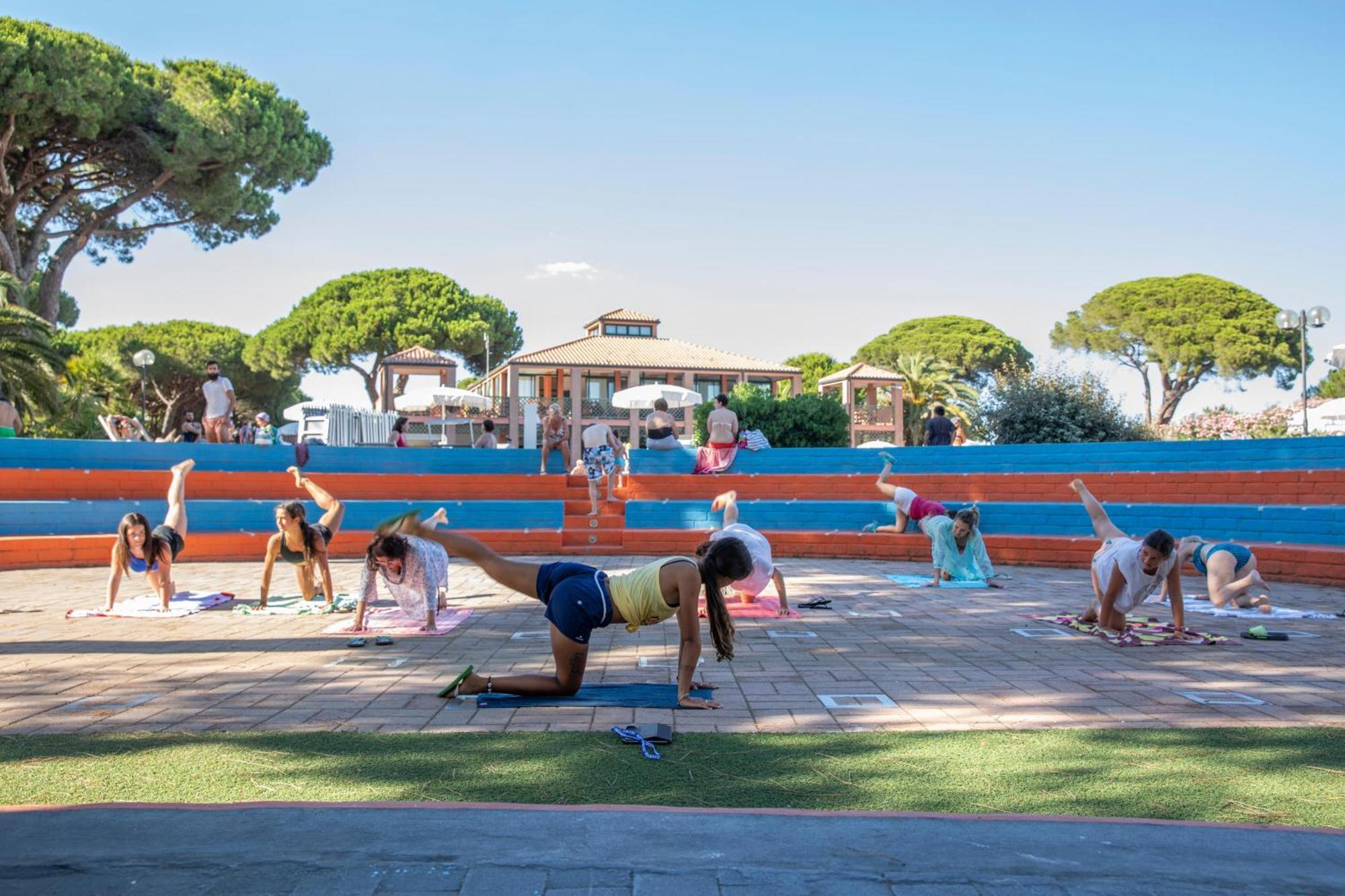 Argentario Camping Village Albinia Esterno foto A yoga class at the resort