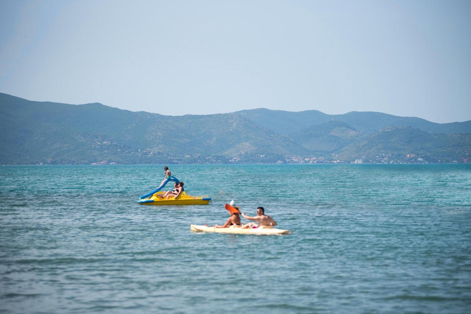 Argentario Camping Village Albinia Esterno foto Tourists on the lake