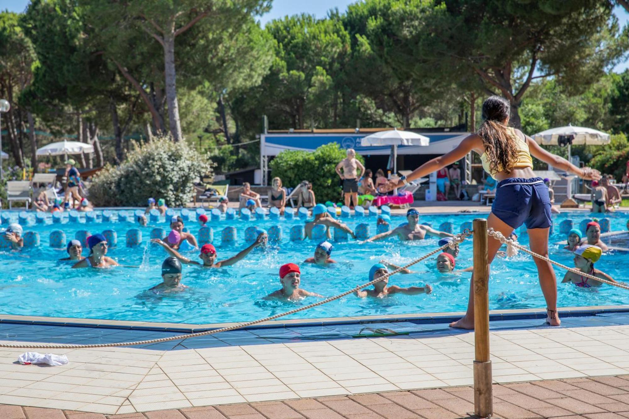 Argentario Camping Village Albinia Esterno foto Swimming lessons at a campsite in France
