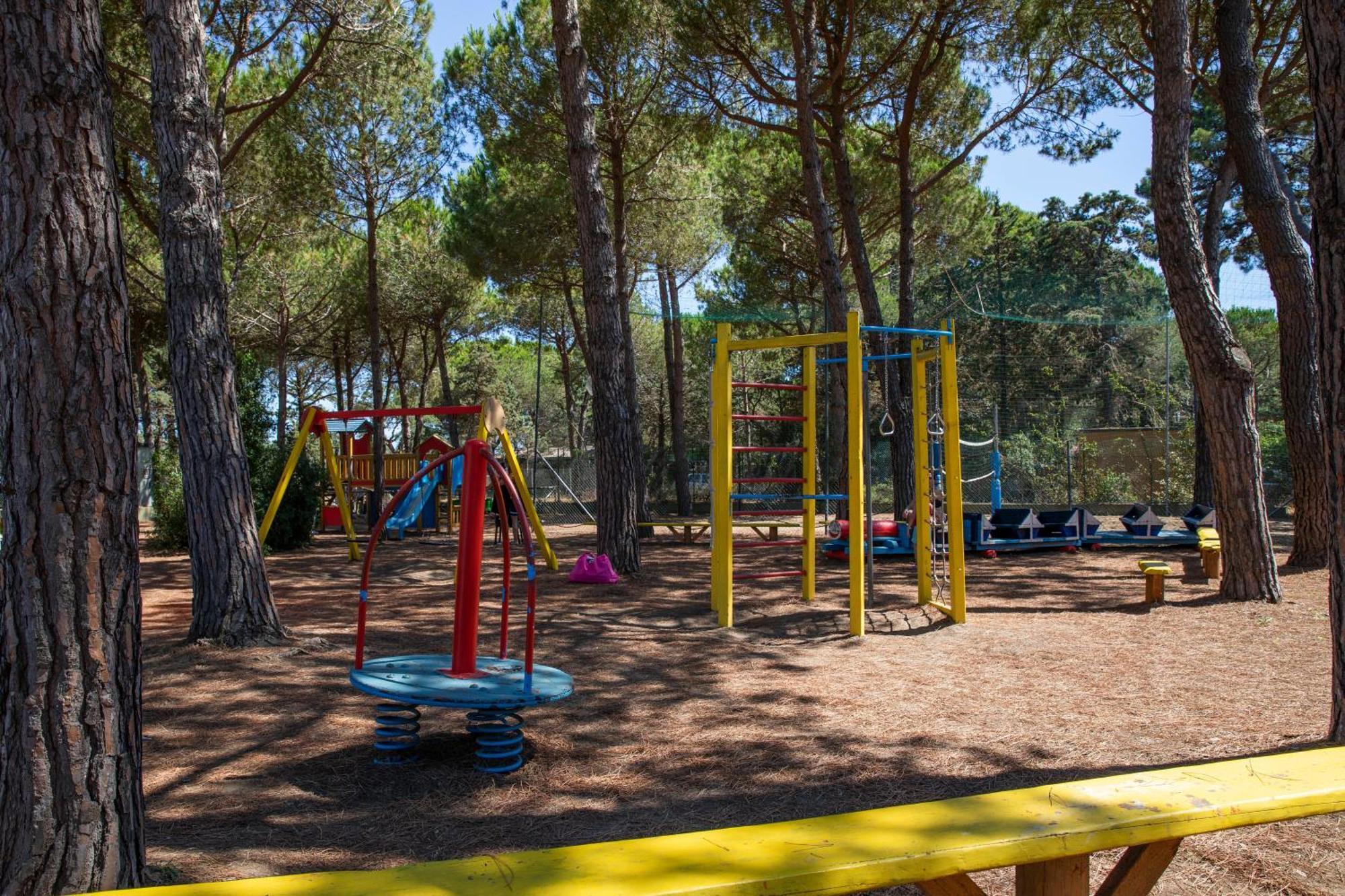 Argentario Camping Village Albinia Esterno foto Playground in the park