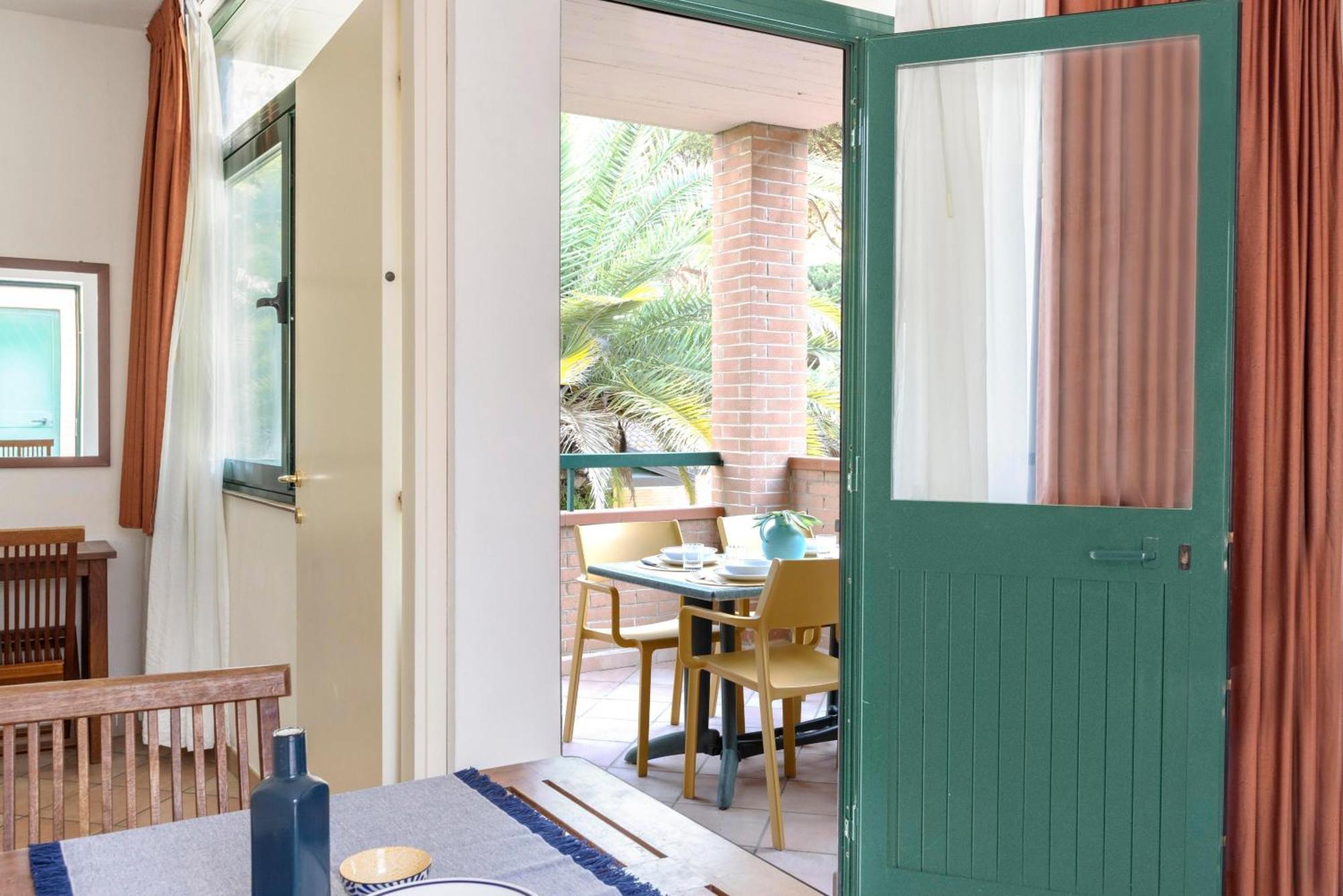 Argentario Camping Village Albinia Esterno foto A half-glazed door