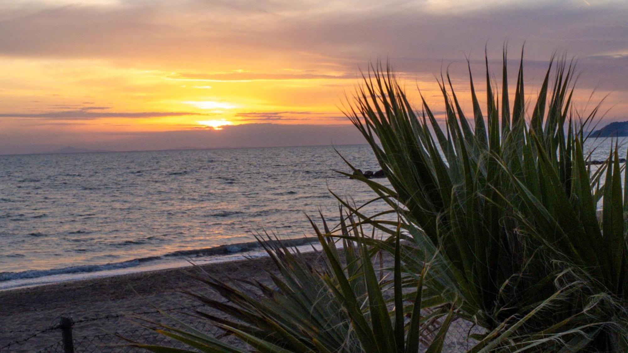 Argentario Camping Village Albinia Esterno foto Sunset at the beach