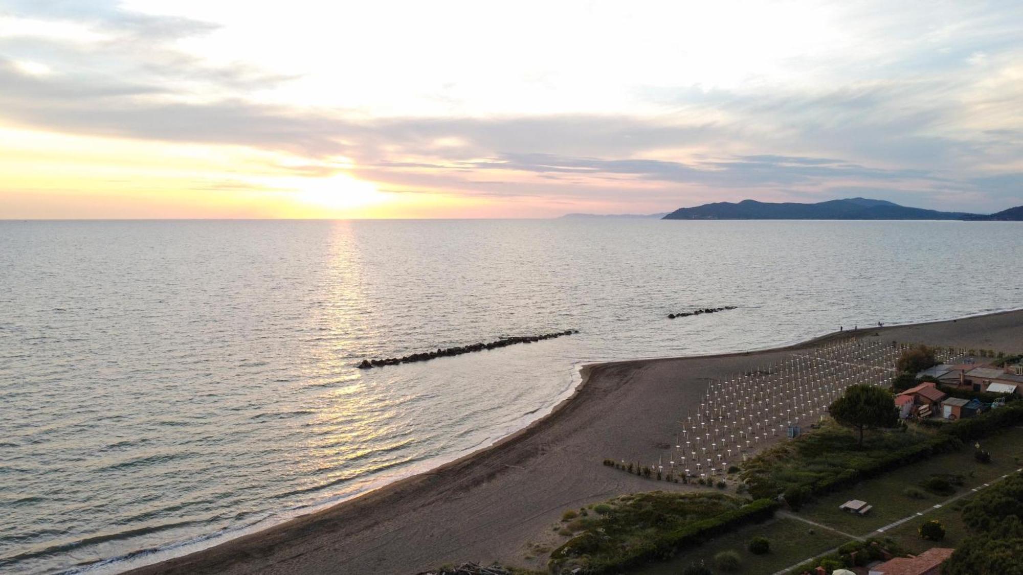 Argentario Camping Village Albinia Esterno foto Sunset at the beach of Varano, Italy